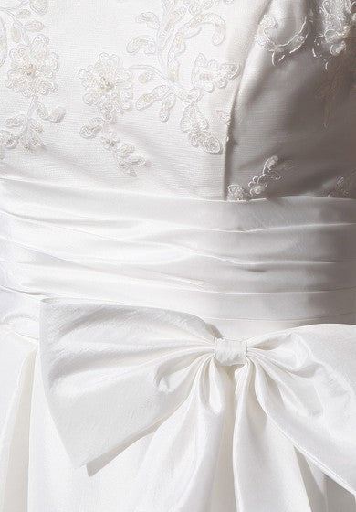 Robe courte en dentelle avec dos en V profond, ceinture et nœud