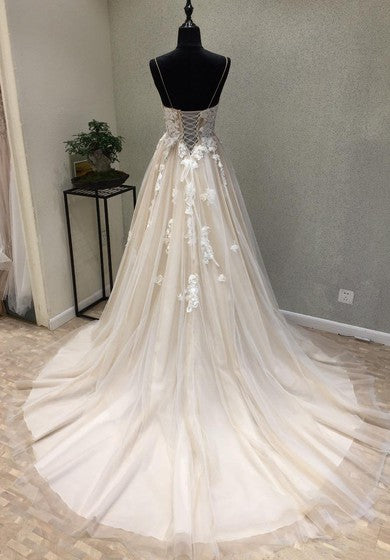 Sexy A-Linien-Brautkleid im Gartenstil aus Tüll mit Spaghettiträgern und ärmellosem Korsettrücken