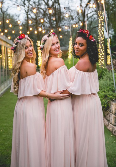 Adorable vestido de dama de honor de gasa fuera del hombro con ruchas