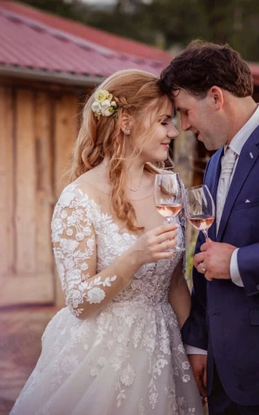 Robe de mariée empire à manches longues et col en V avec appliques en dentelle et traîne