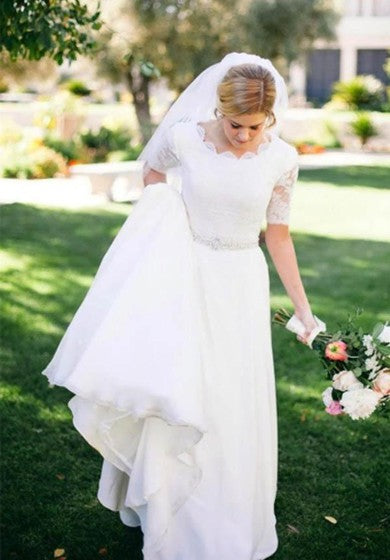 A-Linien-Brautkleid mit Perlenbesatz und halblangen Ärmeln in Elfenbein