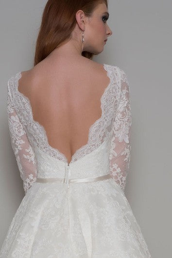 Robe de mariée trapèze en dentelle à manches mi-longues et à col bateau avec appliques