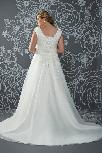 Robe trapèze longue en satin à col en V et traîne courte avec lacets dans le dos