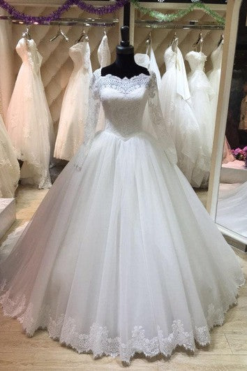 Robe de bal en dentelle et tulle à manches longues avec dos illusion