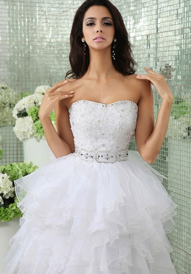Vestido corto de niveles sin tirantes con volantes y cuentas