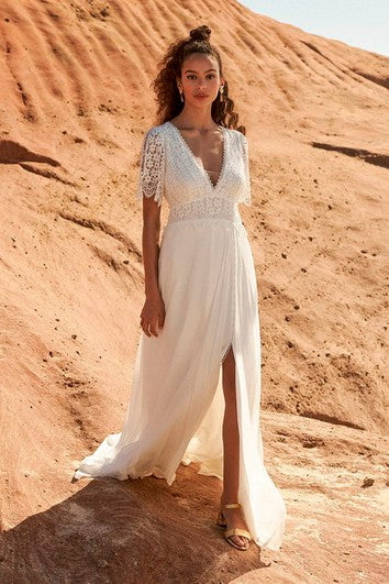 Vorne geschlitztes, tiefes Halbarm-Hochzeitskleid aus böhmischer Spitze und Chiffon mit offenem Rücken
