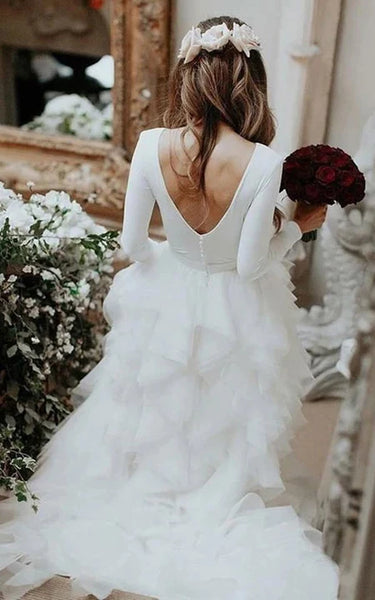 Vestido de boda con volantes con cuello de cuello de cuello largo con espalda de baja v con espalda