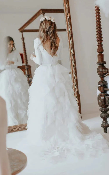 Vestido de boda con volantes con cuello de cuello de cuello largo con espalda de baja v con espalda