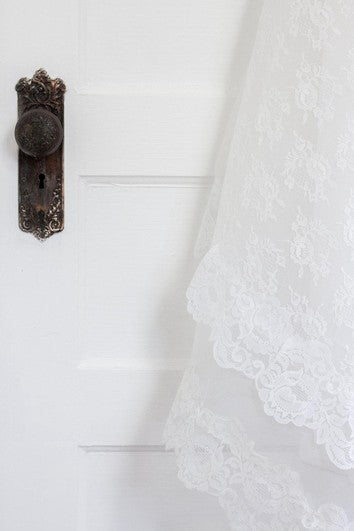 Robe trapèze en dentelle à manches courtes et décolleté Queen Anne avec perles