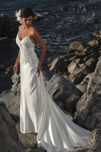 Vestido de novia de satén con tiras de espagueti.