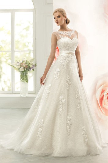 Robe trapèze en dentelle à manches courtes et dos corset avec appliqués et bijoux à la taille