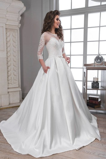 Robe trapèze en satin illusion à manches 3-4 et longueur au sol avec appliqués