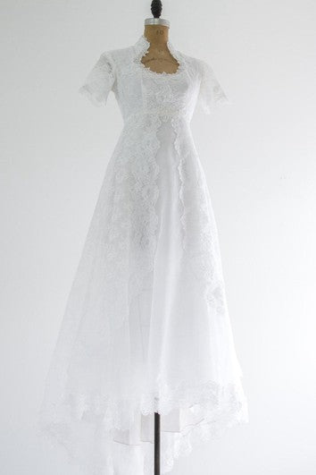 Robe trapèze en dentelle à manches courtes et décolleté Queen Anne avec perles