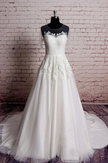 Robe trapèze en dentelle et tulle avec col bijou et manches courtes illusion