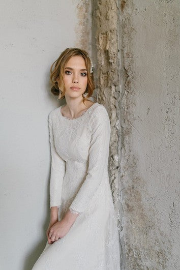 Elegant Lace Scoop Neckline 3/4 Sleeve Wedding Dress