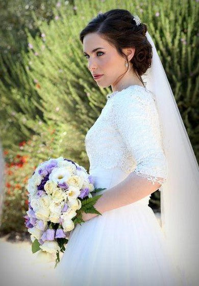 Schlichtes A-Linien-Ballkleid mit hohem Halsausschnitt und halblangen Ärmeln, Spitzenapplikationen und Tüll-Brautkleid