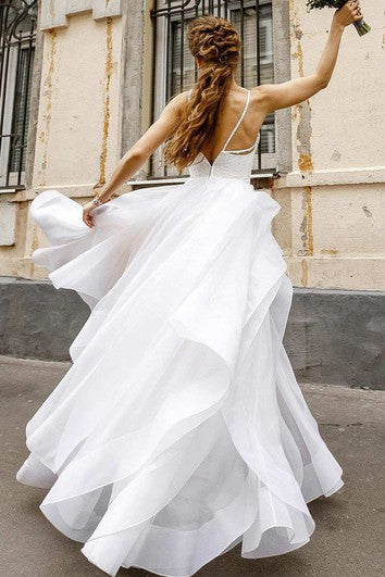 Vestido de novia con capas de espagueti con encaje