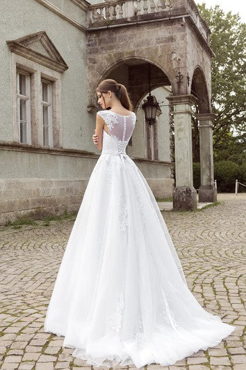 Robe trapèze sans manches avec appliques au dos illusion