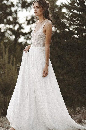 Robe de mariée bohème en mousseline de soie et dentelle avec traîne en brosse et perles