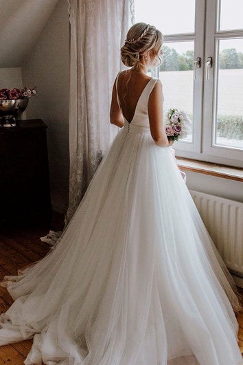 Robe de mariée éthérée sans manches à dos en V profond avec nœud et tulle
