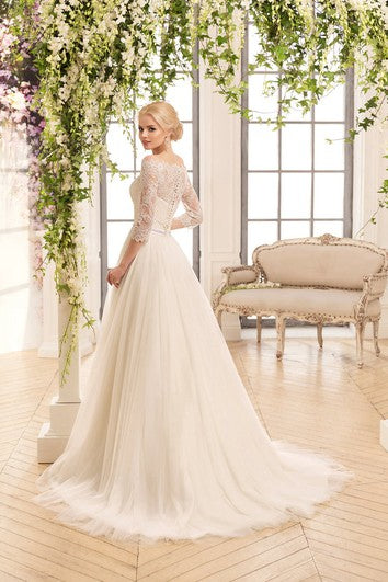 Robe trapèze longue à épaules dénudées, manches 3-4, en tulle illusion, avec croisillons et plis
