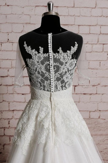 Robe trapèze en dentelle et tulle avec col bijou et manches courtes illusion