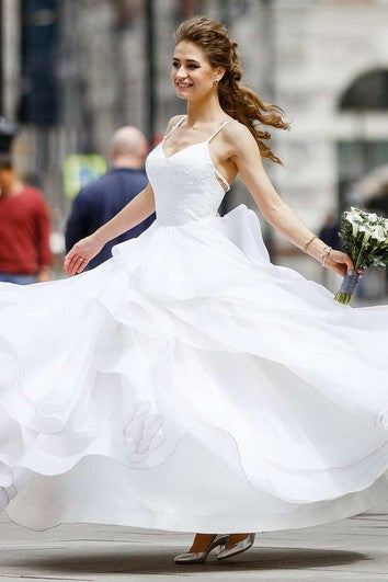 Vestido de novia con capas de espagueti con encaje
