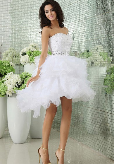 Vestido corto de niveles sin tirantes con volantes y cuentas