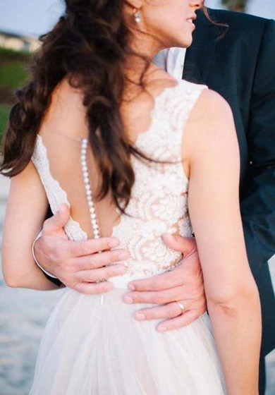 Ärmelloses, langes A-Linien-Tüllkleid mit V-Ausschnitt und Spitzenoberteil