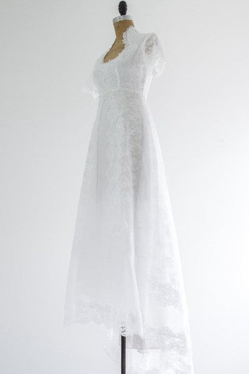 Robe trapèze en dentelle à manches courtes et décolleté Queen Anne avec perles