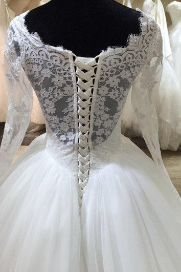 Robe de bal en dentelle et tulle à manches longues avec dos illusion