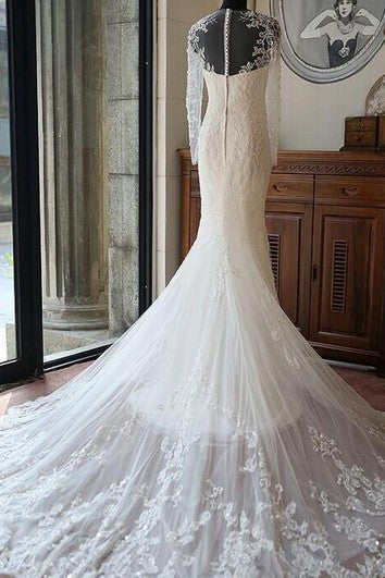 Vestido de novia de sirena de manga larga con cuello de recipiente de ilusión con cuentas y tren de capilla