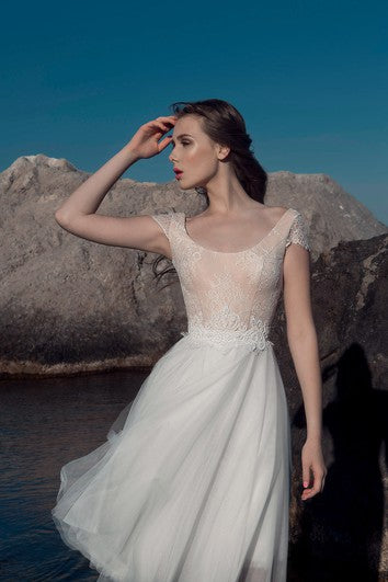 Robe trapèze en tulle et dentelle illusion à encolure dégagée et manches courtes, longueur genou