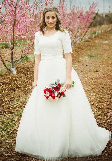 Robe de mariée princesse modeste à col rond et manches courtes avec haut en dentelle et ceinture