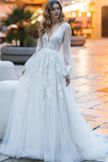 Elegante una línea Vestido de boda de tren de encaje en V-cut con apliques con apliques
