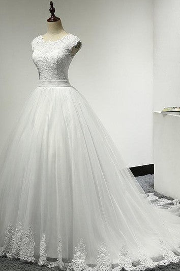 Robe trapèze en tulle à manches courtes et décolleté en bijou avec corsage en dentelle et ourlet en dentelle