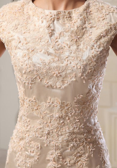 Robe longue romantique à col montant et appliques en dentelle
