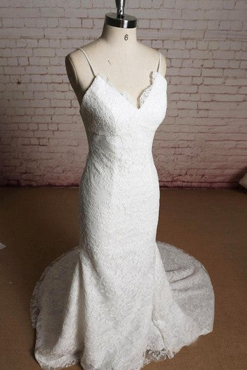 Robe de mariée sirène en dentelle à col en V et bretelles spaghetti