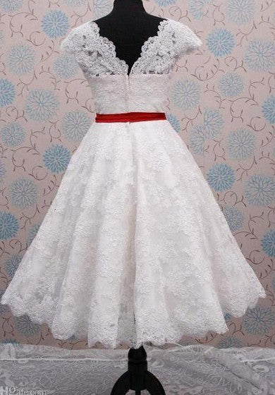 Vestido de encaje con la gorra sin mangas en V