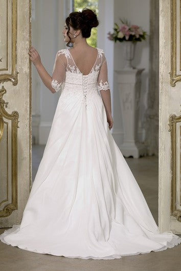 Robe trapèze longueur sol, col rond, manches mi-longues, empire, mousseline, traîne, décolleté en V, dos nu, applications