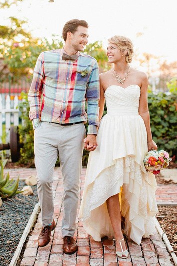 Vestido de novia de gasa de altura baja con niveles y detalles de cristal