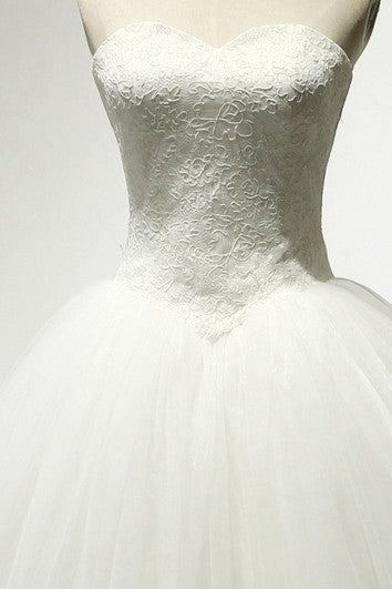 Vestido de pelota de tulle de amor con corpiño de encaje y con cordones hacia atrás