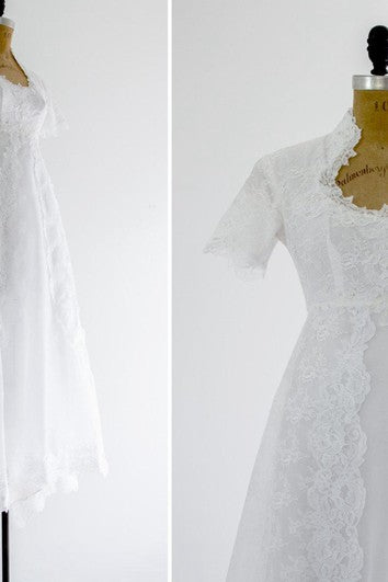 Robe trapèze en dentelle à manches courtes et décolleté Queen Anne avec perles
