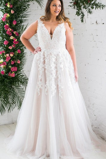 Magnuoso tulla una línea de escote hundido vestido de novia con apliques