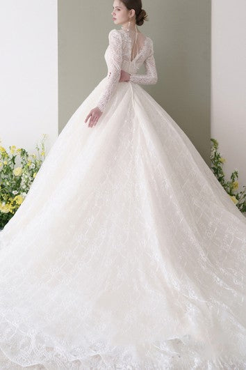 Robe de mariée romantique en dentelle à manches longues et col en V avec appliques