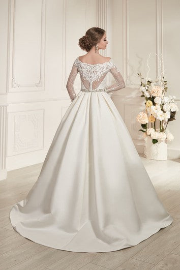 Robe trapèze longue au sol, col bateau, manches illusion, en satin illusion, avec perles et plis