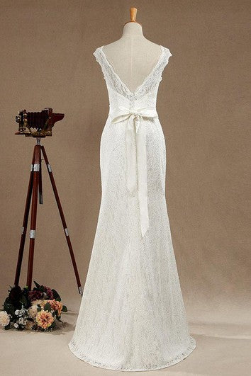 Robe sirène en dentelle à manches courtes et col rond avec ceinture en satin