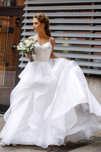 Vestido de novia con capas de espagueti con encaje