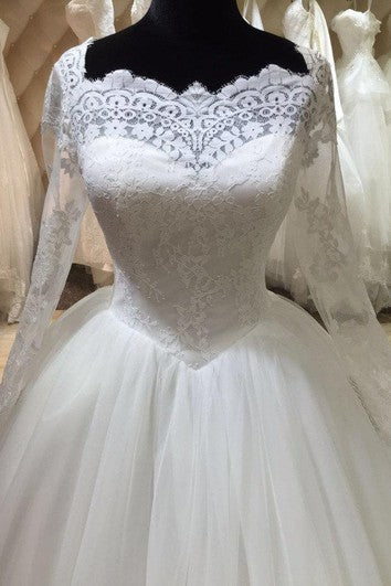 Robe de bal en dentelle et tulle à manches longues avec dos illusion