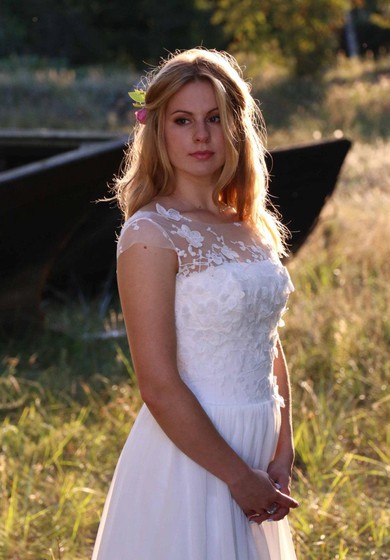 Robe longue en mousseline de soie et dentelle avec décolleté en cœur et dos lacé illusion